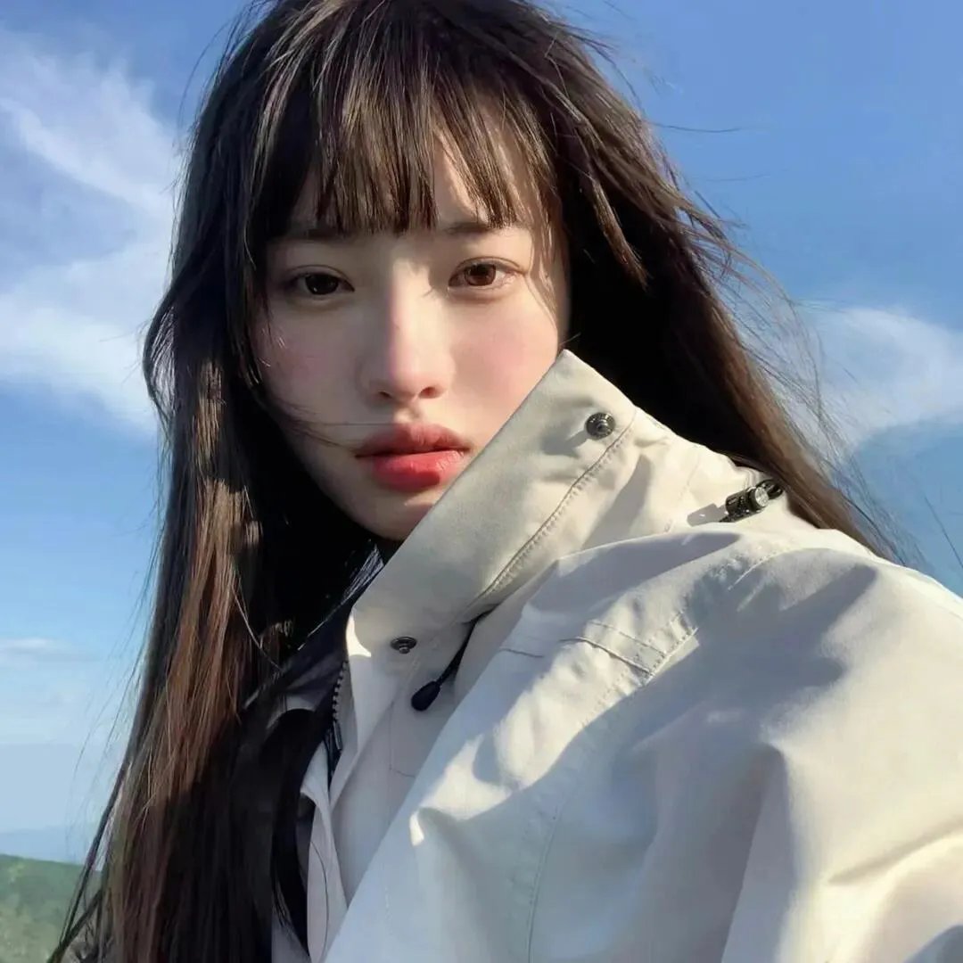 玻璃橱窗中的姑娘